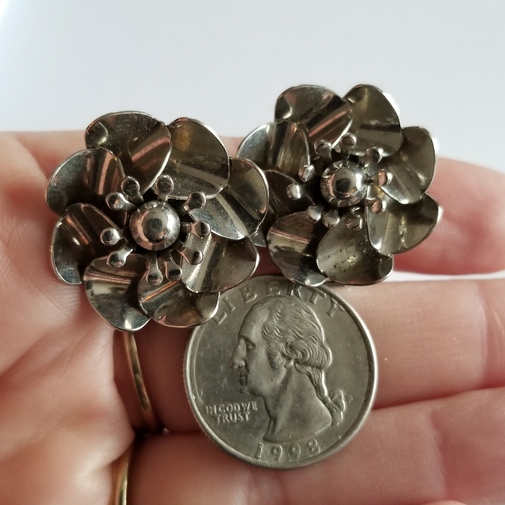 Vintage earrings flower clip on silver tone pinwheel floral chunky propeller - Picture 3 of 13